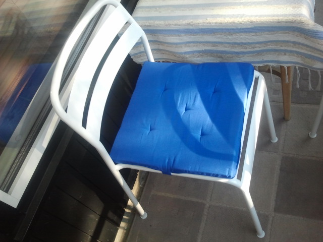 Nya stolar till balkongen och sittdynor blev det också. Blåvitt som i Finlands flagga var inte alls genomtänkt, men visst är det fint?