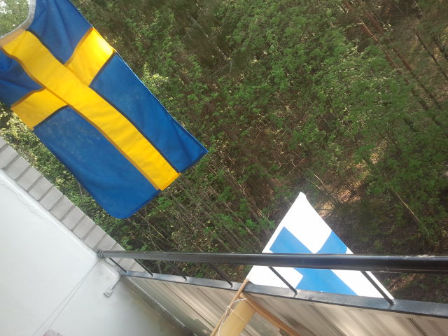 Efter matchen skyndade vi oss ut på balkongen för att visa åt grannskapet att Sverige vann semifinalen i hockey-VM men att Finland troligen kommer att klara sig bättre i Eurovision Song Contest.