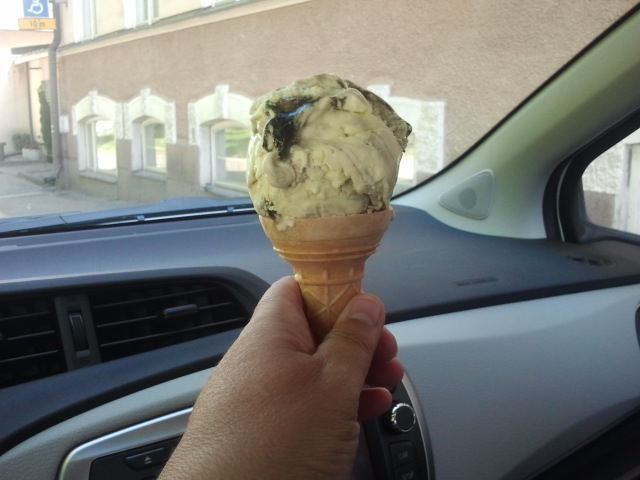 Sommarens första glass från kiosken vid torget. Citronlakrits är min favorit.