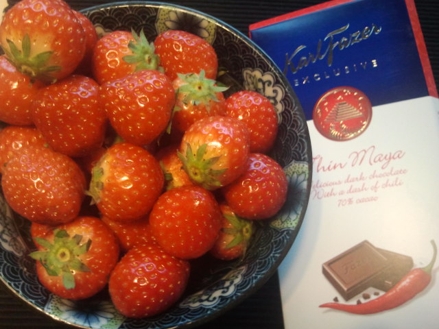 Men så kom gästerna några minuter tidigare än väntat. Med sig hade de jättespänstiga och söta jordgubbar, en flaska mousserat och chilichoklad!