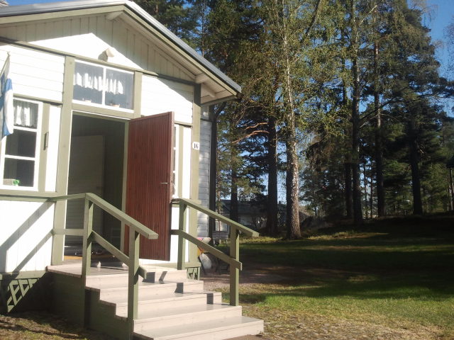 Kvällssolen lyser på trappan.