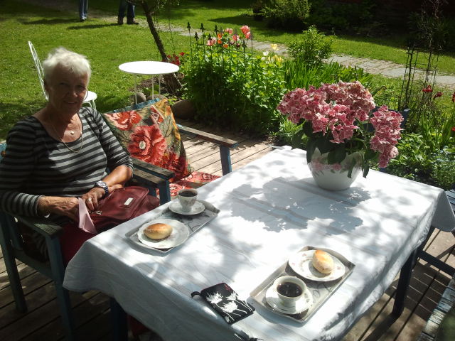 Hos Olga och Markku är det alltid lika underbart att avnjuta kaffe ur porslinskoppar. Olgas kålpiroger är också underbart goda.