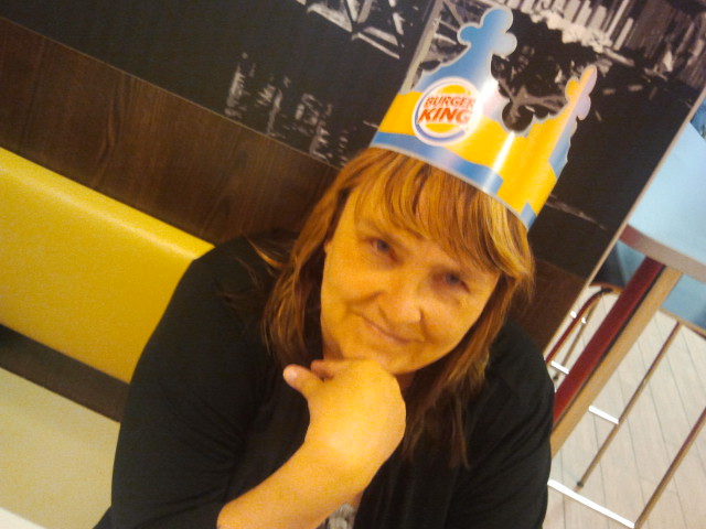 The Boss hade konsert i Stockholm i går, men jag blev The King på en burgarbar i Eskilstuna. Hattarna var avsedda för barnkunderna, men jag har ju barnasinnet i behåll. Dessutom är det Lovisa Tors färger, hatten kan användas då innebandysäsongen åter kör i gång på hösten.