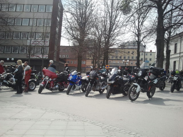 Hundratals motorcyklister hade samlats i centrum av staden. Vi tror det var Mälaren runt som gällde.