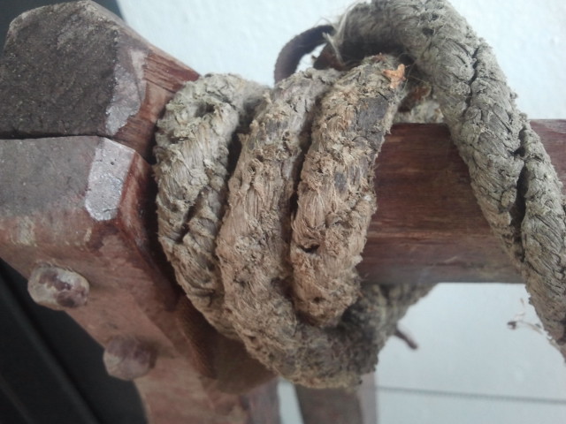 Så här byggde man förr. Det här är en närstudie av en släde som gamla släktingar dragit stora mjölkkannor på från lagården till hemmet. Älskar det slitna repet.