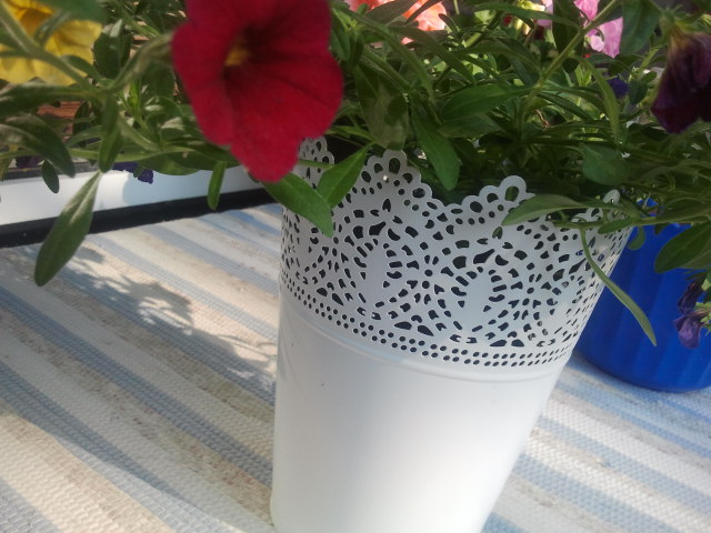 Besökte Ikea i går och köpte bland annat den här spetskrukan till balkongen.