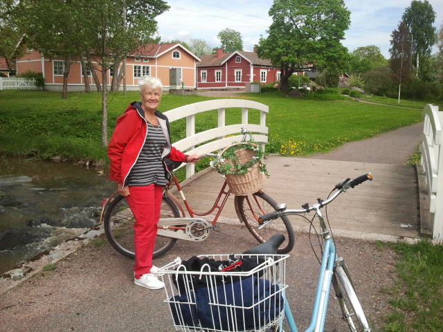 Här är svärmor och jag på väg mot de öppna trädgårdarna. I det röda huset i bakgrunden bodde Inge-Maj som liten.