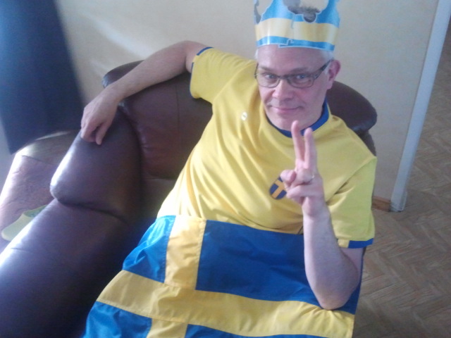 Han är ännu chockad men glad och tvingades ställa upp på denna bild eftersom han hade lovat göra det om Sverige vann.