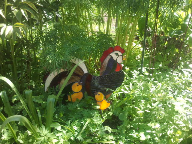 Hos Anneli finns alla möjliga trevliga prydnader bland växterna.