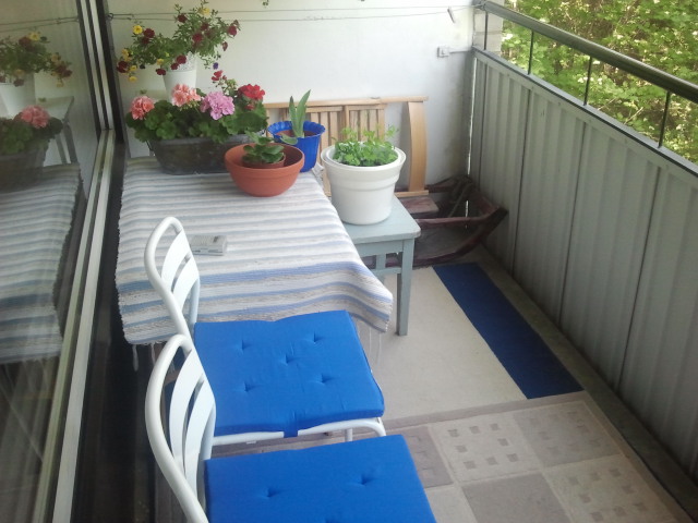 Möblerade om på balkongen. Den är väl inte direkt toppstajlad men världens mysigaste för oss!