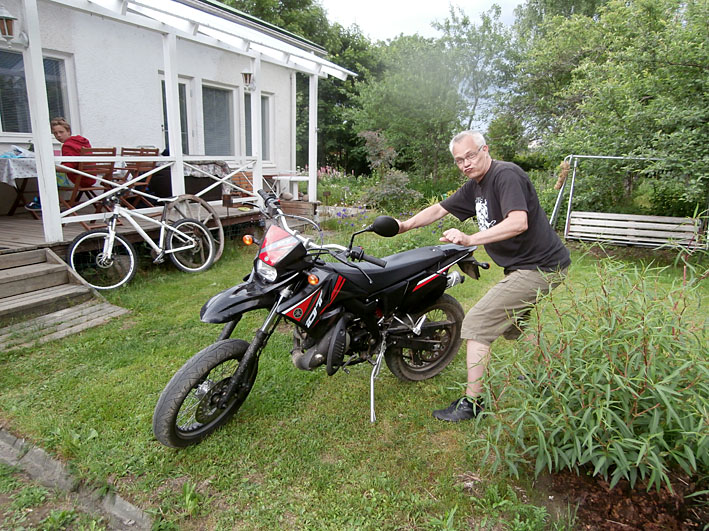 Lite kliar det allt i fingrarna på Guuben. Ska man hoppa på och gasa i väg eller ska man inte?