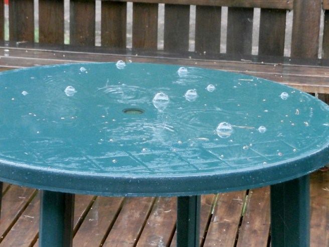 Den här dagen började och slutade med sol. Men däremellan regnade det rejält några timmar. Då bildades skojiga bubblor på ett av kioskens terrassbord.