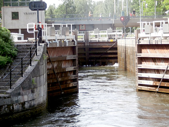 Och här är vi på väg bort från slussen i Vääksy kanal.
