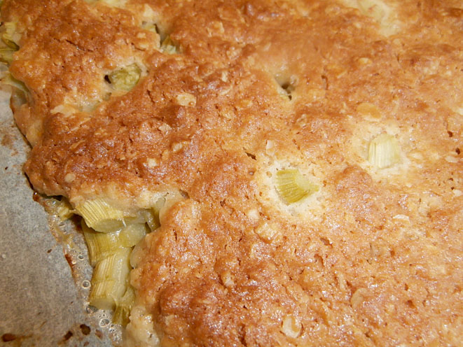 Ännu inte uppskuren och fin så som i de bästa matbloggarna. Men så här såg kakan ut då den kom från ugnen.