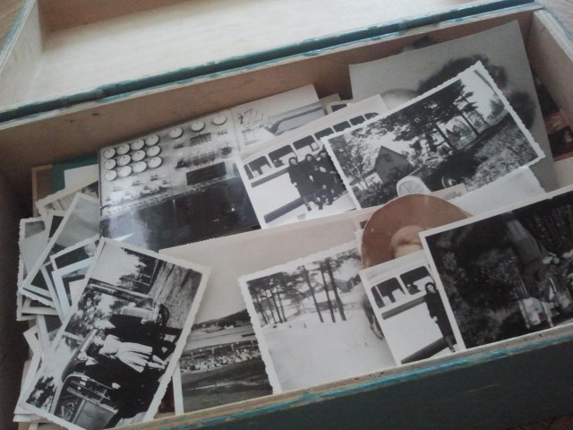 Lådan visade sig innehålla gamla fotografier, både svartvita och polaroid. Nu gäller det att sortera dem och kanske få en del av personerna och platserna på bilderna identifierade.