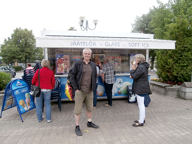 Medan en del av gänget gick på den finska sommarteatern i Heinola och såg "Diivat" valde andra att gå runt i Heinola centrum. Vi stannade bland annat upp för att ta en glass. Kommersen på torget var mycket stillsam, men så var det ju också söndag.