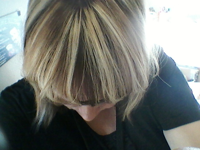 Så man kan säga att kusen bidrog till att jag hade råd att fixa håret hos frisören i dag. Hon ville ha 75 euro för klippning, ränder, ny färg i roten, tvätt m.m.