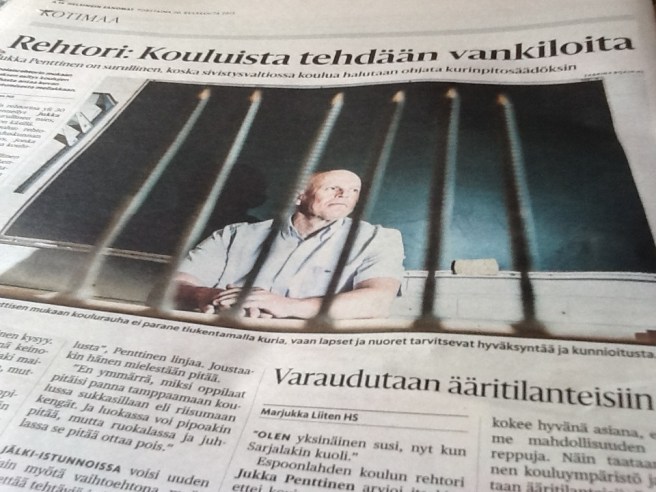 I torsdagens Helsingin Sanomat fanns den här bilden och rubriken. De stöder verkligen varandra. Pennorna i förgrunden ser ut som ett galler. För rikssvenska läsare låter rubriken översatt så här: Rektor: Skolorna görs till fängelser.