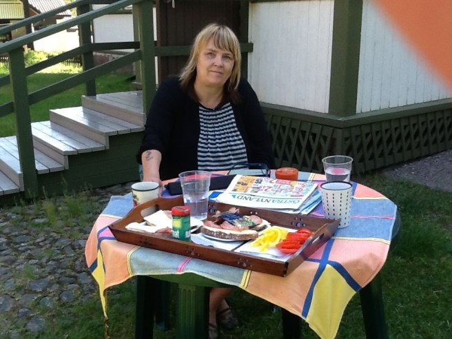 Före nio på morgonen var det redan plus 22 grader i skuggan. Härligt att kunna gå ut barfota i gräset och avnjuta frukosten under bar himmel.