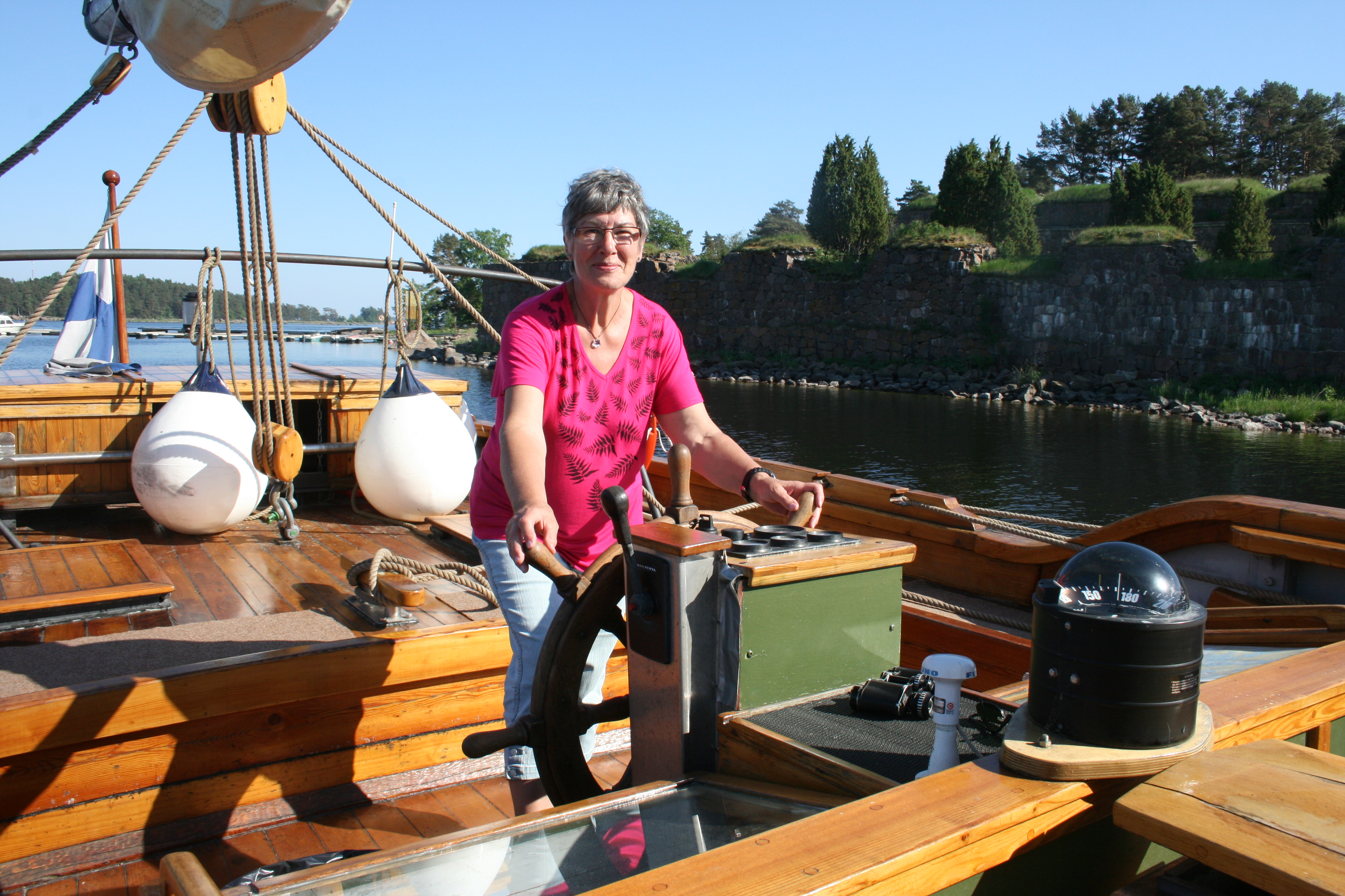 FasterAster styr mot nya äventyr. I tisdags var vi på Lady Seglats med modevisning, sallad, vin, kaffe och kaka på paketjakten Österstjernan. Här utanför fästningsön Svartholm.