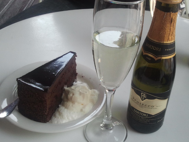 Saltbodans chokladkaka är toppen. Grädden var lite väl lös men det är säkert bättre nästa gång. Mousserat var pricken på i:et.