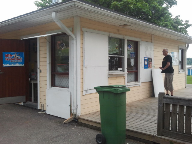 I dag har vi städat kiosken, torkat och dammsugit alla ytor.