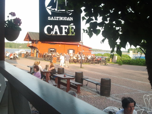 Lördagskvällen var ljum och fin. Sällan är det så här varmt första dagen i juni. Vi sitter på Café Saltbodans terass och blickar ut över Café Skeppsbron.