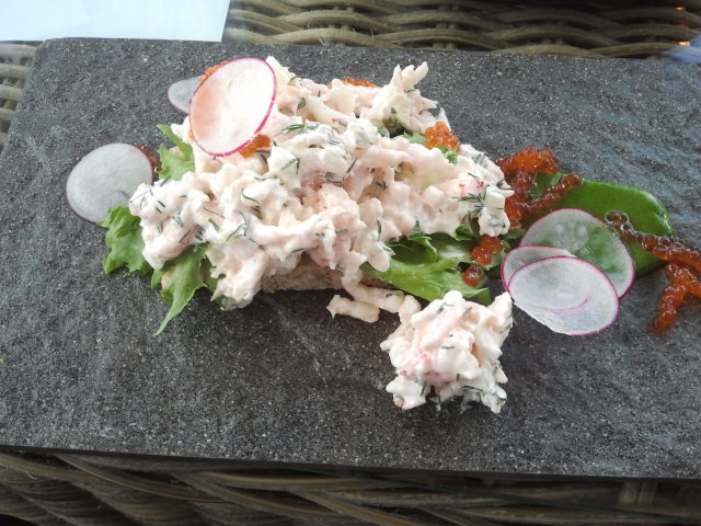 I går träffade jag en del av mina kolleger från den så kallade gamla tiden på Östra Nylands redaktion. Anja och jag åt den här läckra skagenröran.