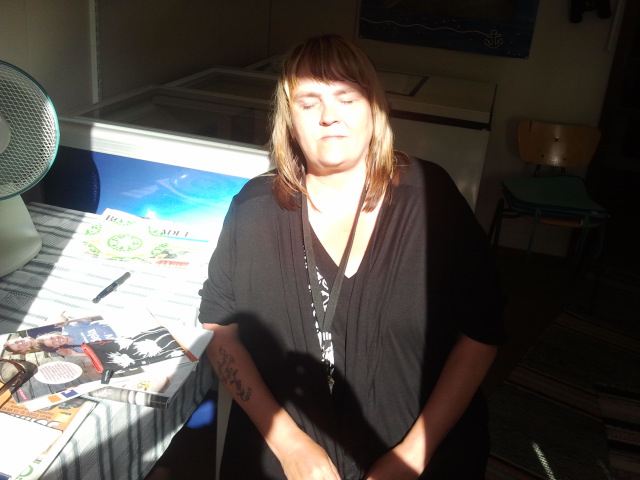 När kvällssolen strålar in genom dörren till kiosken är det lätt att sola inomhus.