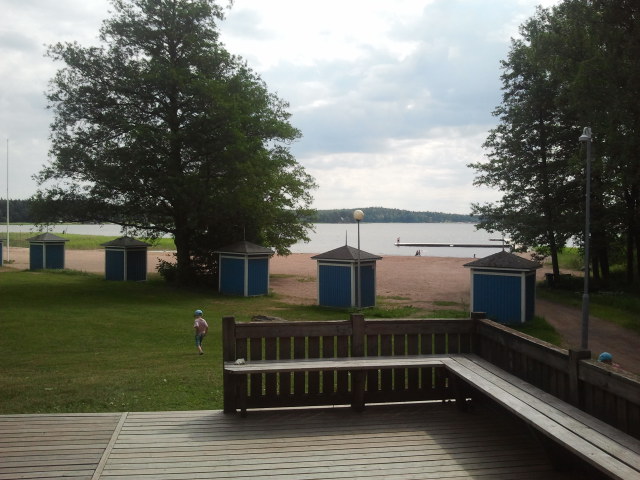 Så här såg det ut strax efter elva på förmiddagen. Ännu lugnt på stranden, en sval bris från havet. Hur fin utsikt som helst från kioskens terrass som öppnas i morgon.