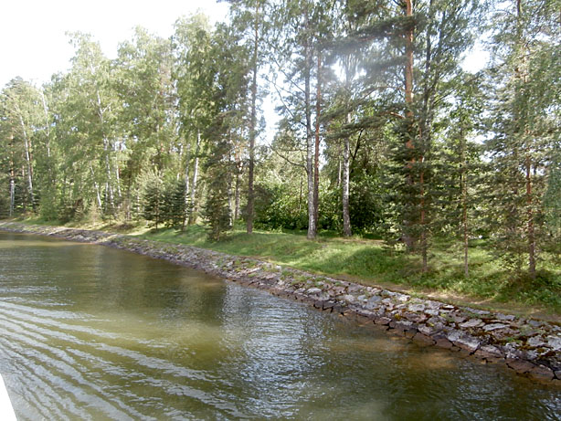 Infarten till Vääksy kanal är lummig och fin.