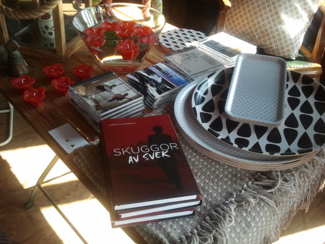 Nu finns min tredje bok, Skuggor av svek, också i den marina shoppen vid Skeppsbron. Men tänk att det snart är ett år sedan den kom ut! Tiden rusar.