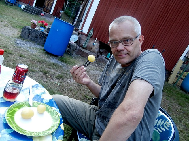 Potatis direkt från landet som ligger femtio meter bort. Mums, säger Guuben.