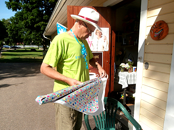 Ett långsmalt paket. Tänk om det är en drake, en sådan har jag alltid velat ha...