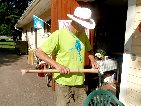 Ännu ett papper att avlägsna. "Paketet innehåller nog en slipsnål" sa jag.