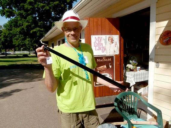 Nämen jeee! Precis vad han hade önskat sig då vi var i Eskilstuna senast. Vårt skohorn i plast från Ikea hade brustit. Chrille och Jeanette hade ett jättefint, långt skohorn i metall. Nu har vi också ett! Hurraaa!