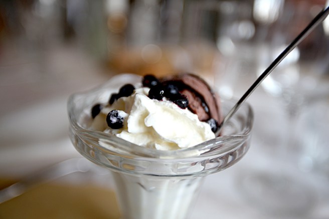 Chokladglass, vitchokladglass och grädde toppat med blåbär åt Inge-Maj, Ingegerd och Bengt.