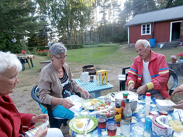 Grillmästaren har kommit i gång och bordet är dukat. Svärmor, FasterAster och svärfar på K16.