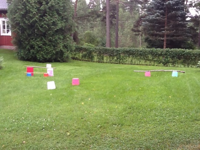 På sommarstället har den här hinderbanan uppenbarat sig. Perfekt för käpphästar, eller som bootcamp för träningssugna.