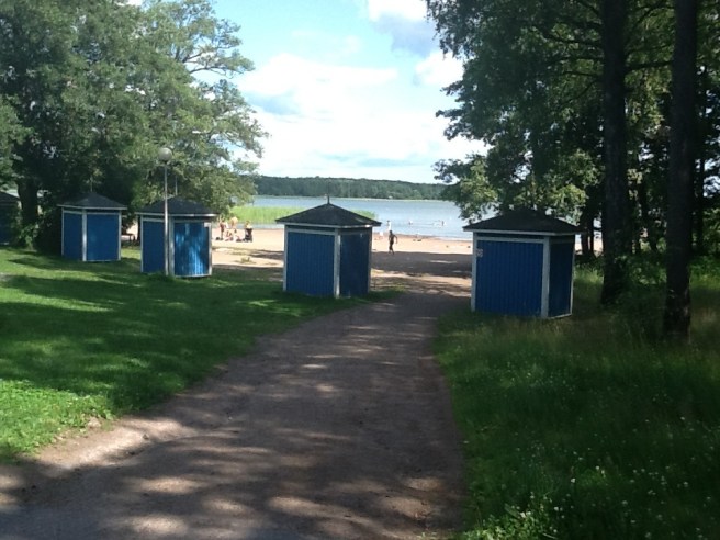 Vy från kiosken och cykelparkeringen mot stranden..