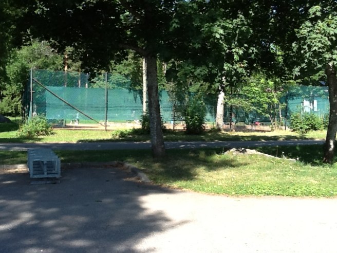 Inte bästa bilden tagen med paddan... Men i Casinoparken pågår en tennisturnering, kom och titta! I kiosken finns kaffe, glass och bullar!