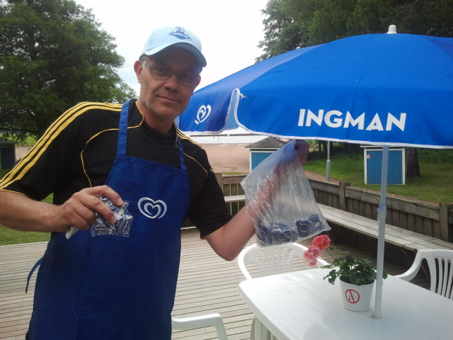 Förkläde, keps, nyckelringar och parasoll.