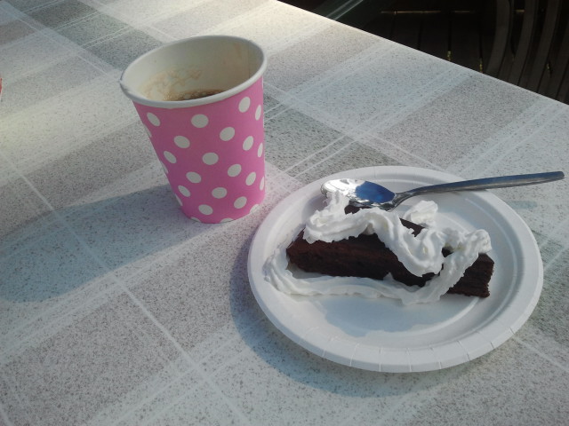 I dag fyller en av kioskens stamkunder år. Vissa dagar har han besökt oss tre, fyra gånger. Klart att vi då bjöd på kaffe och en extra piffig mugg och kladdkaka med vispad grädde.