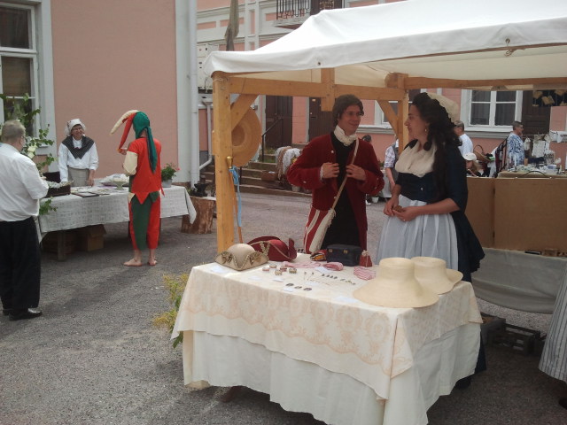 På Alexandersgården arrangerades en medeltida marknad i lördags. Det var en del av evenemanget "Konungen kommer till Lovisa". Jag var där en kvart efter att den öppnat så då var det ännu inte någon trängsel.