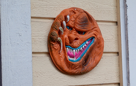 "Alltid skrämmer den någon" svarade Kioskföreståndaren då jag frågade varför masken spikats upp på väggen.