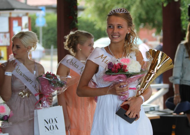 Miss Lovisa Marie Saarinen. I bakgrunden Östra Nylands läsares favoritflicka. Foto: Benny Liljendahl