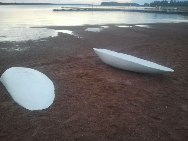 Åsa Riippas konst låg i går på badstranden.