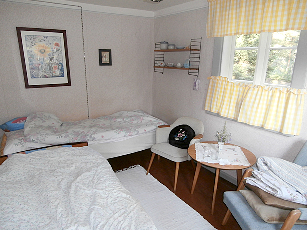 Ingen radio, ingen dator, ingen tv. Inga bekvämligheter. Jo, ett kylskåp men det används inte då någon övernattar sporadiskt. Här sover man väldigt gott.