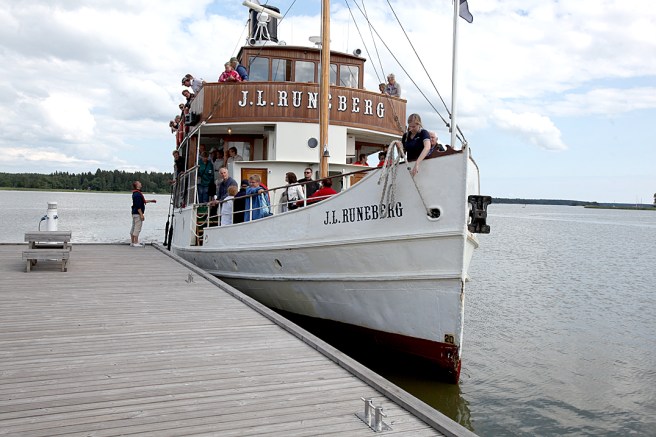Fem gånger per sommar anländer J.L. Runeberg till Lovisa.