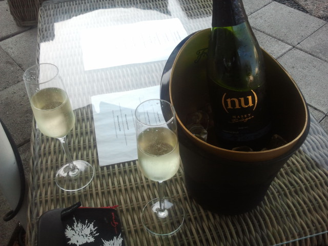 Vi finlandssvenskar talar ofta om skumvin då vi menar mousserat vin, och därmed kallar vi det också skumppa.